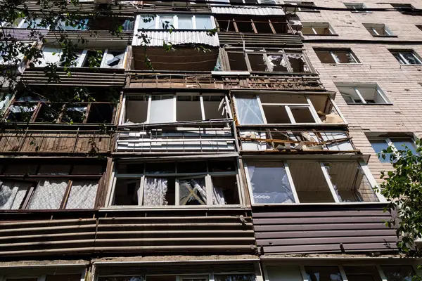 Kharkiv, Ukrayna, 7 Haziran 2025 Kharkiv 'deki bir yerleşim yerine yapılan Rus saldırısından sonra. Hasar büyük, birkaç apartman yanıyor ve birçok pencere yıkıldı..