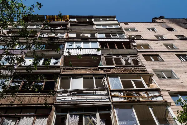 Kharkiv, Ukrayna, 7 Haziran 2025 Kharkiv 'deki bir yerleşim yerine yapılan Rus saldırısından sonra. Hasar büyük, birkaç apartman yanıyor ve birçok pencere yıkıldı..