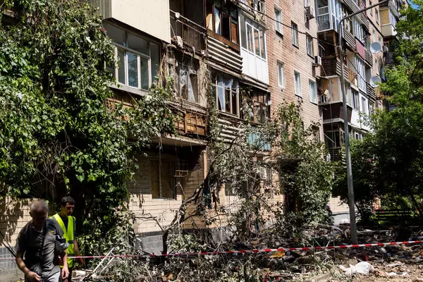 Kharkiv, Ukrayna, 7 Haziran 2025 Kharkiv 'deki bir yerleşim yerine yapılan Rus saldırısından sonra. Hasar büyük, birkaç apartman yanıyor ve birçok pencere yıkıldı..