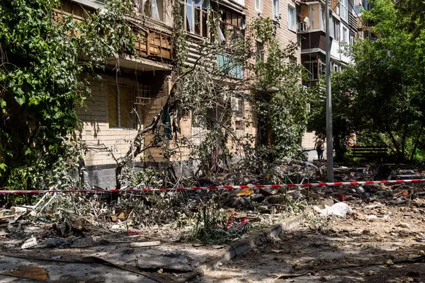 Kharkiv, Ukrayna, 7 Haziran 2025 Kharkiv 'deki bir yerleşim yerine yapılan Rus saldırısından sonra. Hasar büyük, birkaç apartman yanıyor ve birçok pencere yıkıldı..