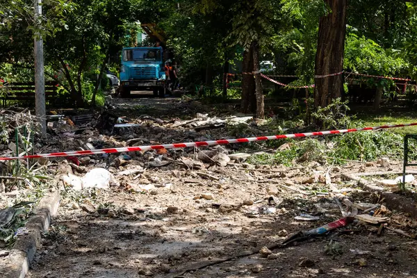 Kharkiv, Ukrayna, 7 Haziran 2025. İtfaiyeciler, Kharkiv 'deki bir yerleşim yerine yapılan Rus saldırısına yanıt verdiler. Birçok apartman yangını ve birçok pencerenin tahrip olmasıyla hasar çok büyük..