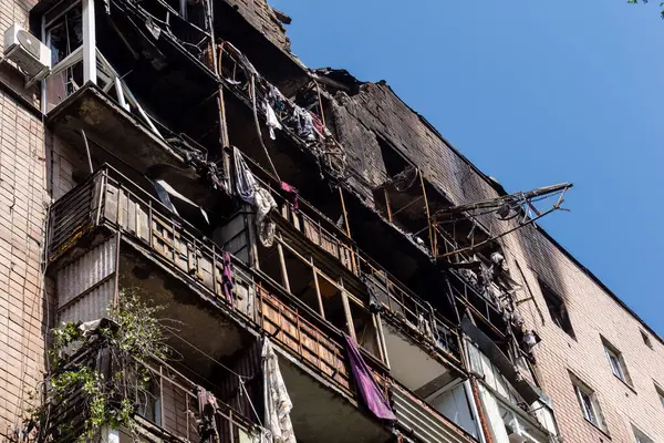 Kharkiv, Ukrayna, 7 Haziran 2025 Kharkiv 'deki bir yerleşim yerine yapılan Rus saldırısından sonra. Hasar büyük, birkaç apartman yanıyor ve birçok pencere yıkıldı..