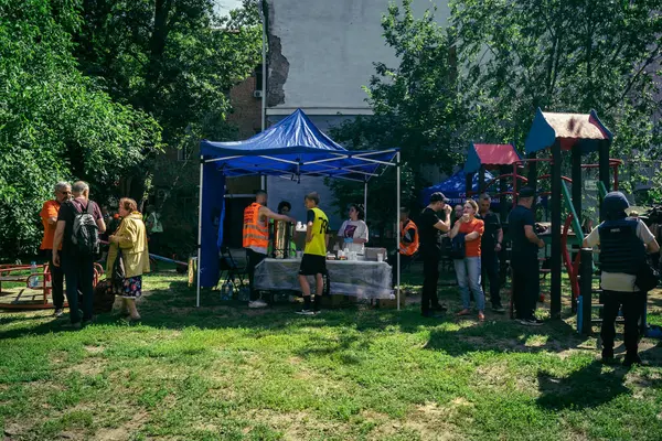 Kharkiv, Ukrayna, 7 Haziran 2025 Rusya 'nın bir yerleşim yerine düzenlediği saldırının ardından yardım ve destek hizmetleri mevcuttur. Hasar büyük, birkaç daire yanıyor..