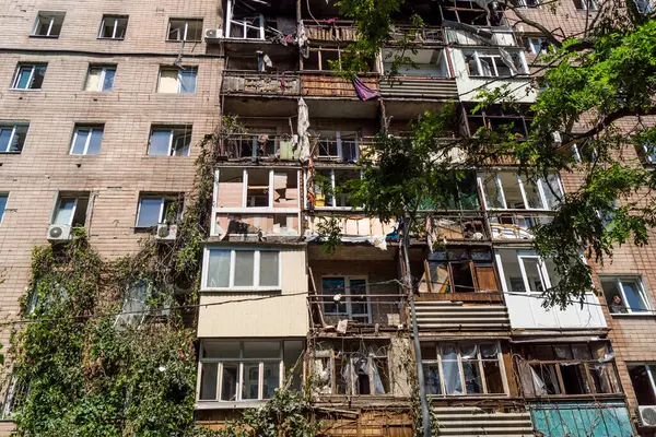 Kharkiv, Ukrayna, 7 Haziran 2025 Kharkiv 'deki bir yerleşim yerine yapılan Rus saldırısından sonra. Hasar büyük, birkaç apartman yanıyor ve birçok pencere yıkıldı..