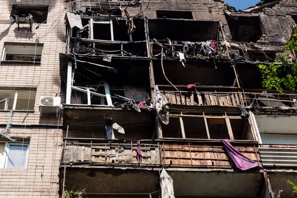 Kharkiv, Ukrayna, 7 Haziran 2025 Kharkiv 'deki bir yerleşim yerine yapılan Rus saldırısından sonra. Hasar büyük, birkaç apartman yanıyor ve birçok pencere yıkıldı..