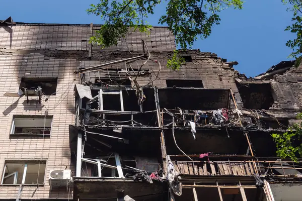 Kharkiv, Ukrayna, 7 Haziran 2025 Kharkiv 'deki bir yerleşim yerine yapılan Rus saldırısından sonra. Hasar büyük, birkaç apartman yanıyor ve birçok pencere yıkıldı..