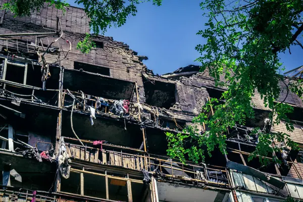 Kharkiv, Ukrayna, 7 Haziran 2025 Kharkiv 'deki bir yerleşim yerine yapılan Rus saldırısından sonra. Hasar büyük, birkaç apartman yanıyor ve birçok pencere yıkıldı..