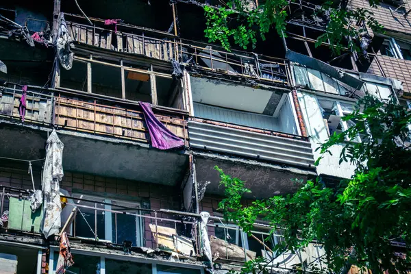 Kharkiv, Ukrayna, 7 Haziran 2025 Kharkiv 'deki bir yerleşim yerine yapılan Rus saldırısından sonra. Hasar büyük, birkaç apartman yanıyor ve birçok pencere yıkıldı..