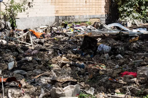 Kharkiv, Ukrayna, 7 Haziran 2025 Rus saldırısının ardından bir yerleşim bölgesine düştü. Hasar büyük, birkaç daire yanıyor ve camlar da hasar görmüş..