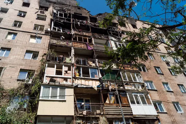 Kharkiv, Ukrayna, 7 Haziran 2025 Kharkiv 'deki bir yerleşim yerine yapılan Rus saldırısından sonra. Hasar büyük, birkaç apartman yanıyor ve birçok pencere yıkıldı..