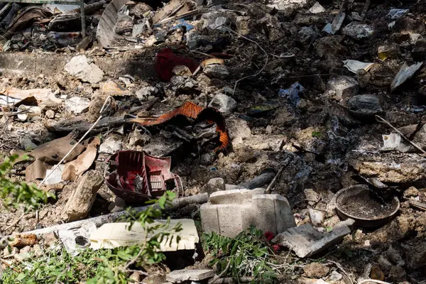 Kharkiv, Ukrayna, 7 Haziran 2025 Rus saldırısının ardından bir yerleşim bölgesine düştü. Hasar büyük, birkaç daire yanıyor ve camlar da hasar görmüş..