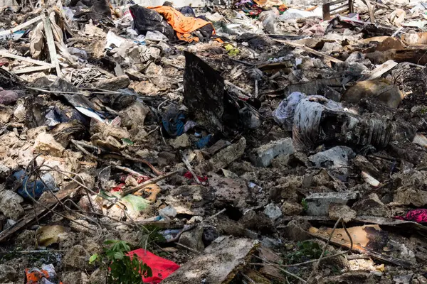 Kharkiv, Ukrayna, 7 Haziran 2025 Rus saldırısının ardından bir yerleşim bölgesine düştü. Hasar büyük, birkaç daire yanıyor ve camlar da hasar görmüş..