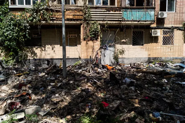 Kharkiv, Ukrayna, 7 Haziran 2025 Rus saldırısının ardından bir yerleşim bölgesine düştü. Hasar büyük, birkaç daire yanıyor ve camlar da hasar görmüş..