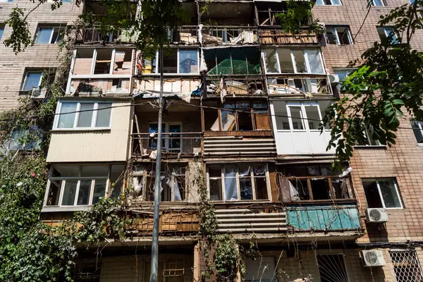 Kharkiv, Ukrayna, 7 Haziran 2025 Kharkiv 'deki bir yerleşim yerine yapılan Rus saldırısından sonra. Hasar büyük, birkaç apartman yanıyor ve birçok pencere yıkıldı..