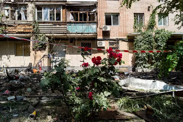 Kharkiv, Ukrayna, 7 Haziran 2025 Rus saldırısının ardından bir yerleşim bölgesine düştü. Hasar büyük, birkaç daire yanıyor ve camlar da hasar görmüş..