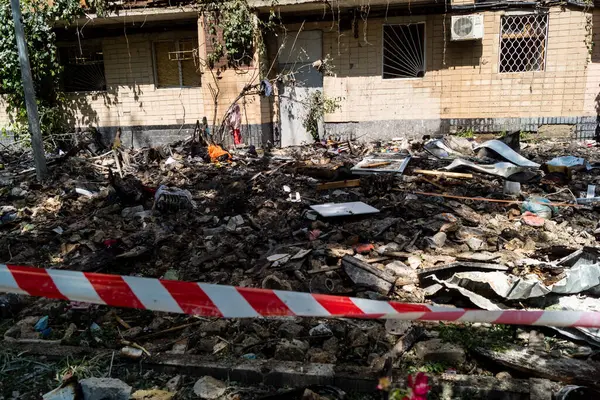 Kharkiv, Ukrayna, 7 Haziran 2025 Rus saldırısının ardından bir yerleşim bölgesine düştü. Hasar büyük, birkaç daire yanıyor ve camlar da hasar görmüş..