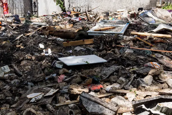 Kharkiv, Ukrayna, 7 Haziran 2025 Rus saldırısının ardından bir yerleşim bölgesine düştü. Hasar büyük, birkaç daire yanıyor ve camlar da hasar görmüş..