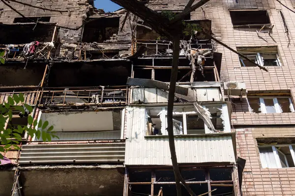 Kharkiv, Ukrayna, 7 Haziran 2025 Kharkiv 'deki bir yerleşim yerine yapılan Rus saldırısından sonra. Hasar büyük, birkaç apartman yanıyor ve birçok pencere yıkıldı..