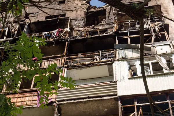 Kharkiv, Ukrayna, 7 Haziran 2025 Kharkiv 'deki bir yerleşim yerine yapılan Rus saldırısından sonra. Hasar büyük, birkaç apartman yanıyor ve birçok pencere yıkıldı..