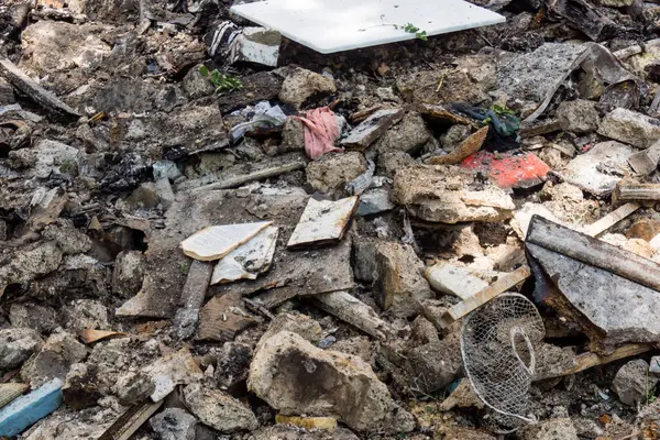 Kharkiv, Ukrayna, 7 Haziran 2025 Rus saldırısının ardından bir yerleşim bölgesine düştü. Hasar büyük, birkaç daire yanıyor ve camlar da hasar görmüş..