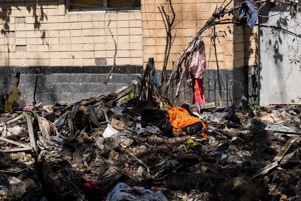 Kharkiv, Ukrayna, 7 Haziran 2025 Rus saldırısının ardından bir yerleşim bölgesine düştü. Hasar büyük, birkaç daire yanıyor ve camlar da hasar görmüş..