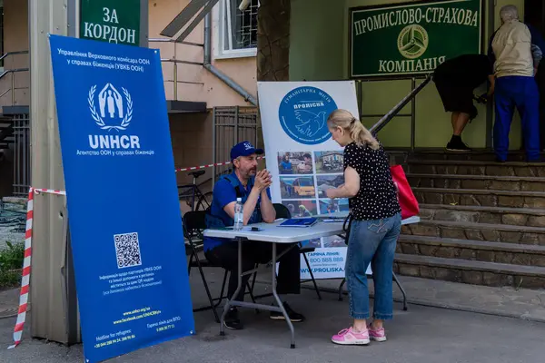 Kharkiv, Ukrayna, 7 Haziran 2025 Rusya 'nın bir yerleşim yerine düzenlediği saldırının ardından yardım ve destek hizmetleri mevcuttur. Hasar büyük, birkaç daire yanıyor..