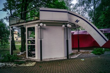 Kharkiv, Ukrayna, 7 Haziran 2025 Rus bombardımanı sonucu çocuk demiryolunun haddelenmiş stokları ve binaları zarar gördü. Bölgeye iki süzülme bombası isabet etti ve genç bir kadın öldü..