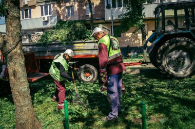 Kharkiv, Ukrayna, 7 Haziran 2025 Rus konut binasına yapılan saldırıdan sonra temizlik servisi enkaz topluyor. Birçok apartman yangını ve birçok pencerenin tahrip olmasıyla hasar büyüktü..