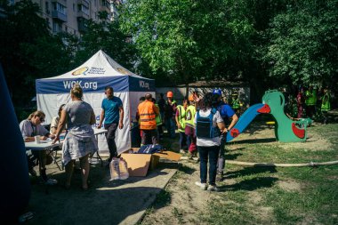 Kharkiv, Ukrayna, 7 Haziran 2025 Rusya 'nın bir yerleşim yerine düzenlediği saldırının ardından yardım ve destek hizmetleri mevcuttur. Hasar büyük, birkaç daire yanıyor..