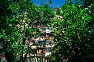 Kharkiv, Ukrayna, 7 Haziran 2025 Kharkiv 'deki bir yerleşim yerine yapılan Rus saldırısından sonra. Hasar büyük, birkaç apartman yanıyor ve birçok pencere yıkıldı..