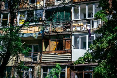 Kharkiv, Ukrayna, 7 Haziran 2025 Kharkiv 'deki bir yerleşim yerine yapılan Rus saldırısından sonra. Hasar büyük, birkaç apartman yanıyor ve birçok pencere yıkıldı..