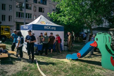 Kharkiv, Ukrayna, 7 Haziran 2025 Rusya 'nın bir yerleşim yerine düzenlediği saldırının ardından yardım ve destek hizmetleri mevcuttur. Hasar büyük, birkaç daire yanıyor..