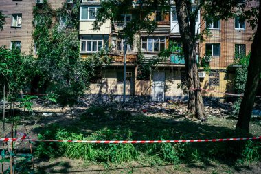 Kharkiv, Ukrayna, 7 Haziran 2025 Rus saldırısının ardından bir yerleşim bölgesine düştü. Hasar büyük, birkaç daire yanıyor ve camlar da hasar görmüş..