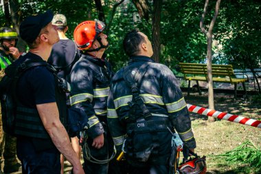 Kharkiv, Ukrayna, 7 Haziran 2025. İtfaiyeciler, Kharkiv 'deki bir yerleşim yerine yapılan Rus saldırısına yanıt verdiler. Birçok apartman yangını ve birçok pencerenin tahrip olmasıyla hasar çok büyük..