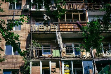 Kharkiv, Ukrayna, 7 Haziran 2025 Kharkiv 'deki bir yerleşim yerine yapılan Rus saldırısından sonra. Hasar büyük, birkaç apartman yanıyor ve birçok pencere yıkıldı..