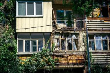 Kharkiv, Ukrayna, 7 Haziran 2025 Kharkiv 'deki bir yerleşim yerine yapılan Rus saldırısından sonra. Hasar büyük, birkaç apartman yanıyor ve birçok pencere yıkıldı..