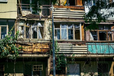 Kharkiv, Ukrayna, 7 Haziran 2025 Kharkiv 'deki bir yerleşim yerine yapılan Rus saldırısından sonra. Hasar büyük, birkaç apartman yanıyor ve birçok pencere yıkıldı..