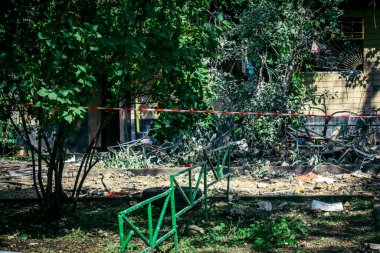 Kharkiv, Ukrayna, 7 Haziran 2025 Rus saldırısının ardından bir yerleşim bölgesine düştü. Hasar büyük, birkaç daire yanıyor ve camlar da hasar görmüş..