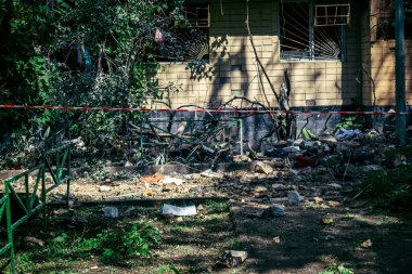 Kharkiv, Ukrayna, 7 Haziran 2025 Rus saldırısının ardından bir yerleşim bölgesine düştü. Hasar büyük, birkaç daire yanıyor ve camlar da hasar görmüş..