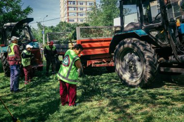 Kharkiv, Ukrayna, 7 Haziran 2025 Rus konut binasına yapılan saldırıdan sonra temizlik servisi enkaz topluyor. Birçok apartman yangını ve birçok pencerenin tahrip olmasıyla hasar büyüktü..