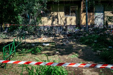 Kharkiv, Ukrayna, 7 Haziran 2025 Rus saldırısının ardından bir yerleşim bölgesine düştü. Hasar büyük, birkaç daire yanıyor ve camlar da hasar görmüş..