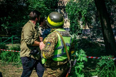 Kharkiv, Ukrayna, 7 Haziran 2025. Ordu, Rus saldırısının gerçekleştiği yeri bir yerleşim yerine bağladı. İHA 'lar ve füzelerle gerçekleştirilen büyük bir Rus saldırısı doğudaki Harkiv şehrini vurdu..