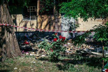 Kharkiv, Ukrayna, 7 Haziran 2025 Rus saldırısının ardından bir yerleşim bölgesine düştü. Hasar büyük, birkaç daire yanıyor ve camlar da hasar görmüş..