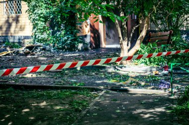 Kharkiv, Ukrayna, 7 Haziran 2025 Rus saldırısının ardından bir yerleşim bölgesine düştü. Hasar büyük, birkaç daire yanıyor ve camlar da hasar görmüş..