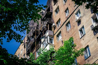 Kharkiv, Ukrayna, 7 Haziran 2025 Kharkiv 'deki bir yerleşim yerine yapılan Rus saldırısından sonra. Hasar büyük, birkaç apartman yanıyor ve birçok pencere yıkıldı..