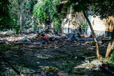 Kharkiv, Ukrayna, 7 Haziran 2025 Rus saldırısının ardından bir yerleşim bölgesine düştü. Hasar büyük, birkaç daire yanıyor ve camlar da hasar görmüş..