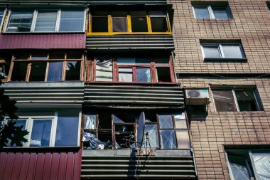 Kharkiv, Ukrayna, 7 Haziran 2025 Kharkiv 'deki bir yerleşim yerine yapılan Rus saldırısından sonra. Hasar büyük, birkaç apartman yanıyor ve birçok pencere yıkıldı..