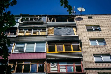 Kharkiv, Ukrayna, 7 Haziran 2025 Kharkiv 'deki bir yerleşim yerine yapılan Rus saldırısından sonra. Hasar büyük, birkaç apartman yanıyor ve birçok pencere yıkıldı..