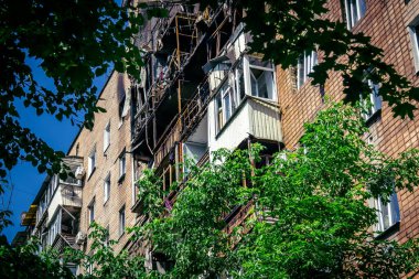 Kharkiv, Ukrayna, 7 Haziran 2025 Kharkiv 'deki bir yerleşim yerine yapılan Rus saldırısından sonra. Hasar büyük, birkaç apartman yanıyor ve birçok pencere yıkıldı..