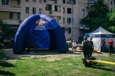 Kharkiv, Ukrayna, 7 Haziran 2025 Rusya 'nın bir yerleşim yerine düzenlediği saldırının ardından yardım ve destek hizmetleri mevcuttur. Hasar büyük, birkaç daire yanıyor..